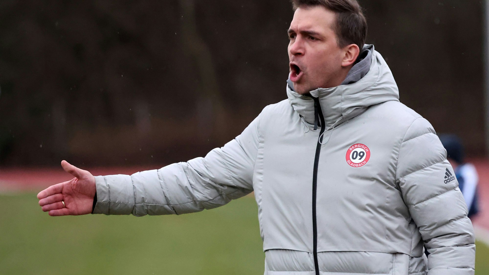 Der neue Trainer Andreas Dreiner (gr. Foto) gab beim SV 09 an der Seitenlinie den Ton an.