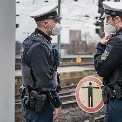 Zwei Bundespolizisten stehen am Kölner Hauptbahnhof.