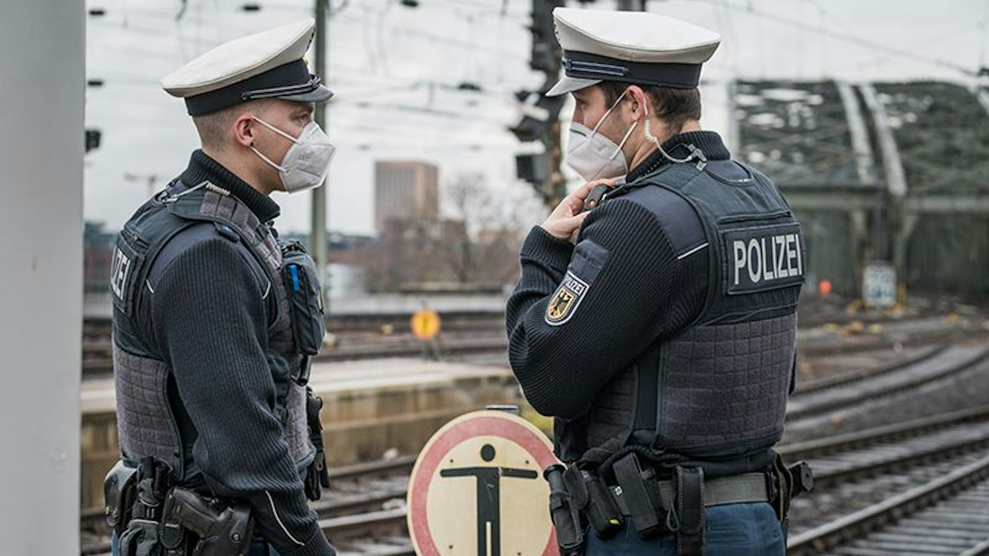 Zwei Bundespolizisten stehen am Kölner Hauptbahnhof.