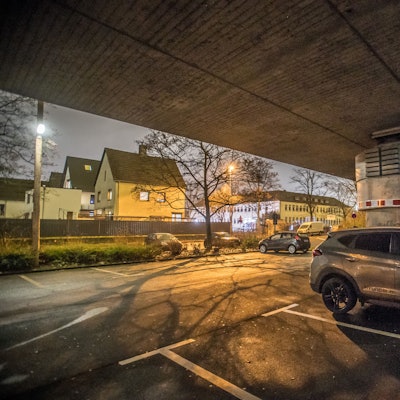 Nachtaufnahme unter der Stelzenautobahn, Hochstraße, Autobahn 1, Küppersteg. Foto: Ralf Krieger
