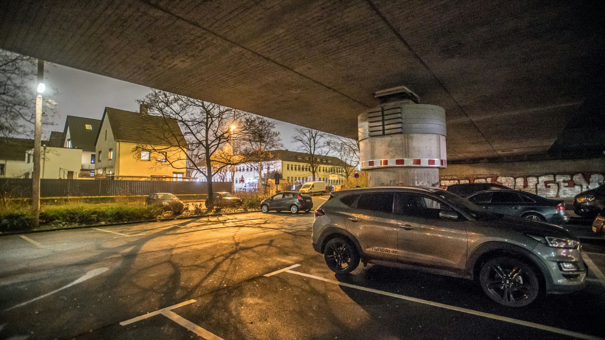 Nachtaufnahme unter der Stelzenautobahn, Hochstraße, Autobahn 1, Küppersteg. Foto: Ralf Krieger