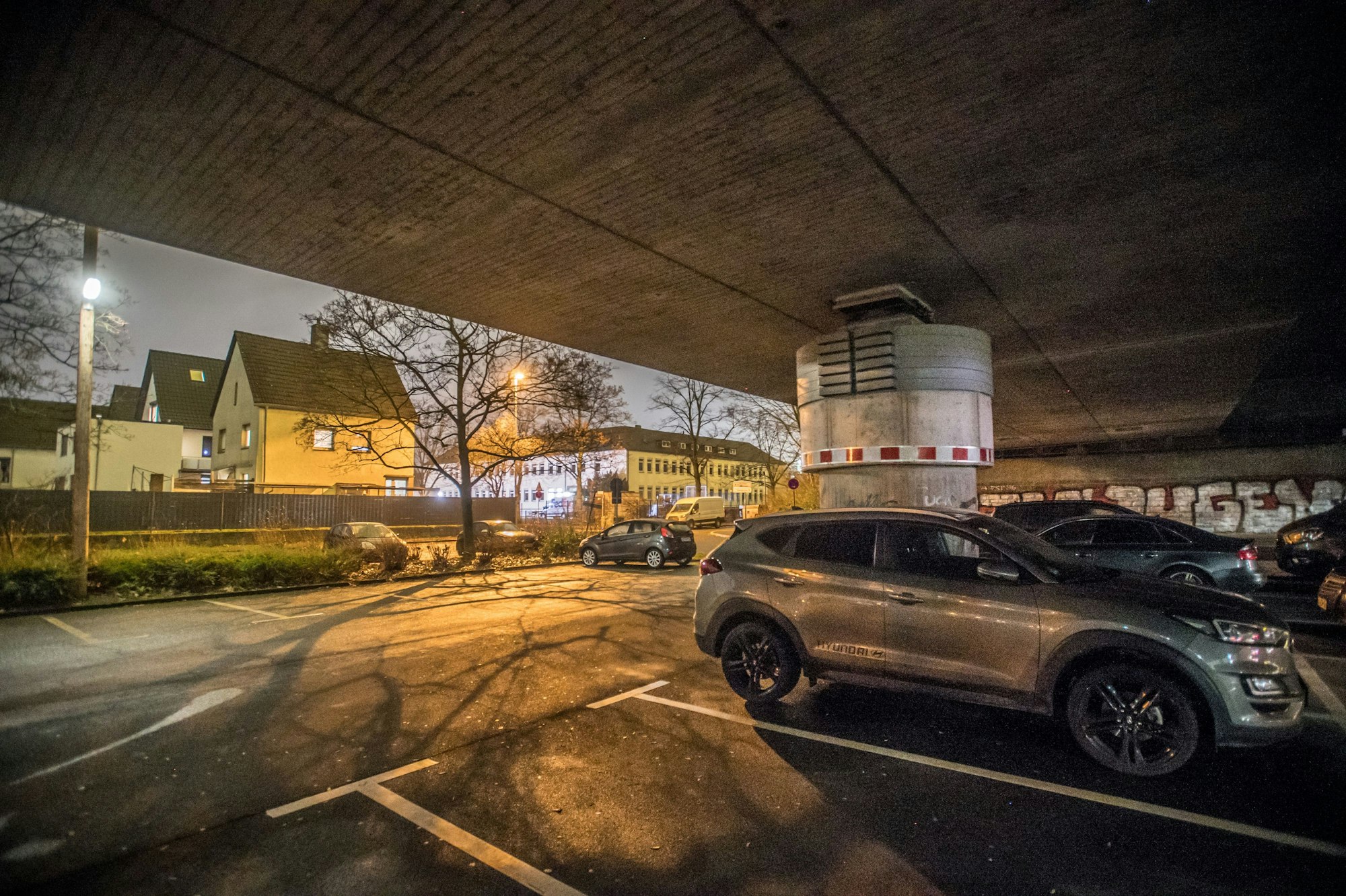 Nachtaufnahme unter der Stelzenautobahn, Hochstraße, Autobahn 1, Küppersteg. Foto: Ralf Krieger