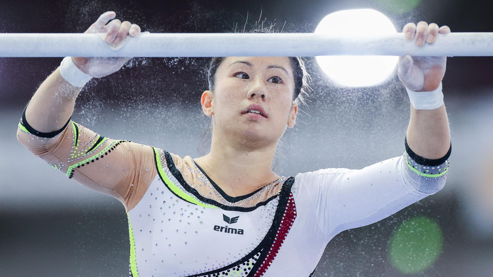 Kim Bui beim Training am Stufenbarren.