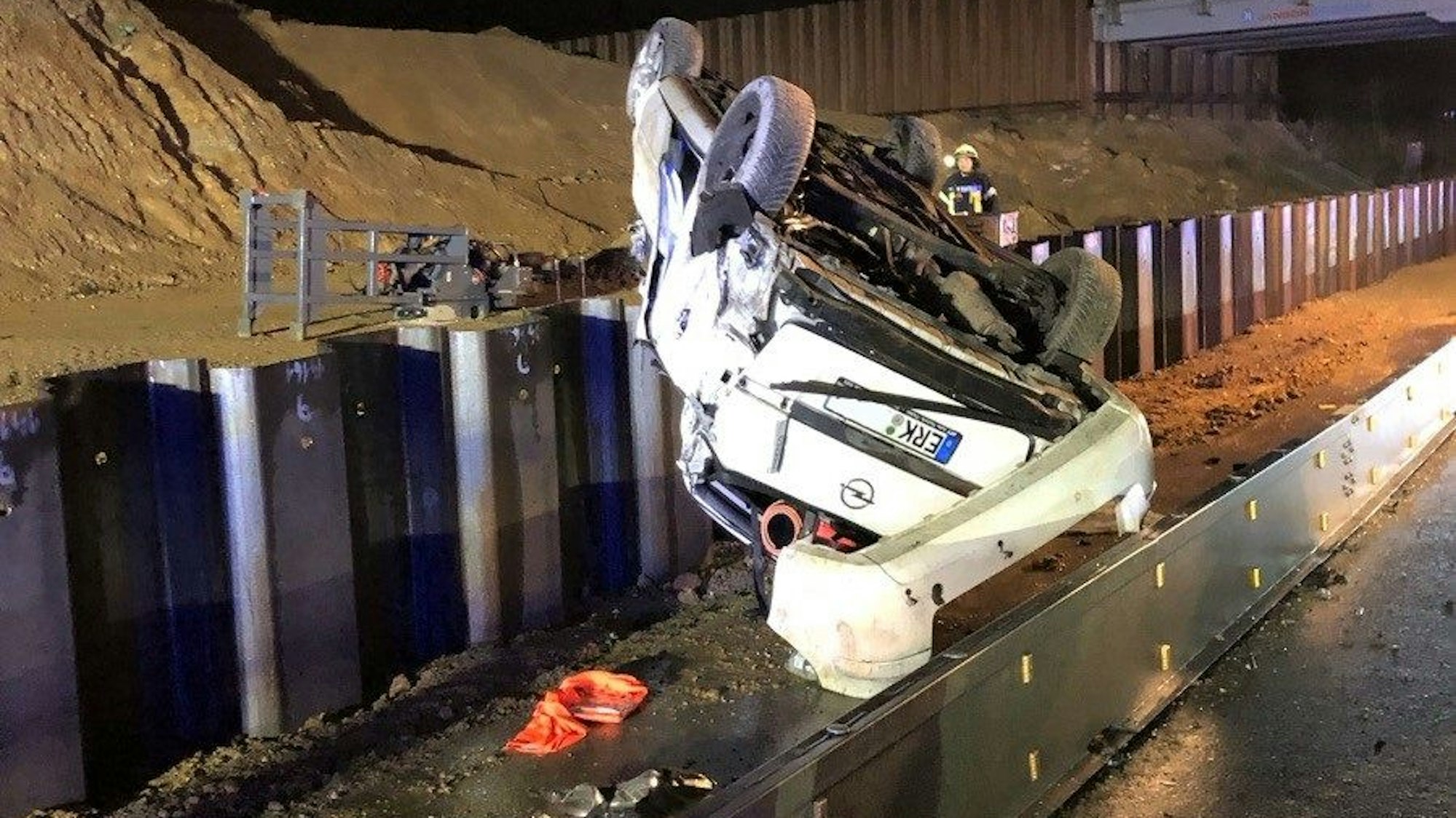 Unfall bei Eschweiler: Das Auto kam laut Polizei erst nach 25 Metern Flug und einem Sturz fünf Meter in die Tiefe zu Stehen.