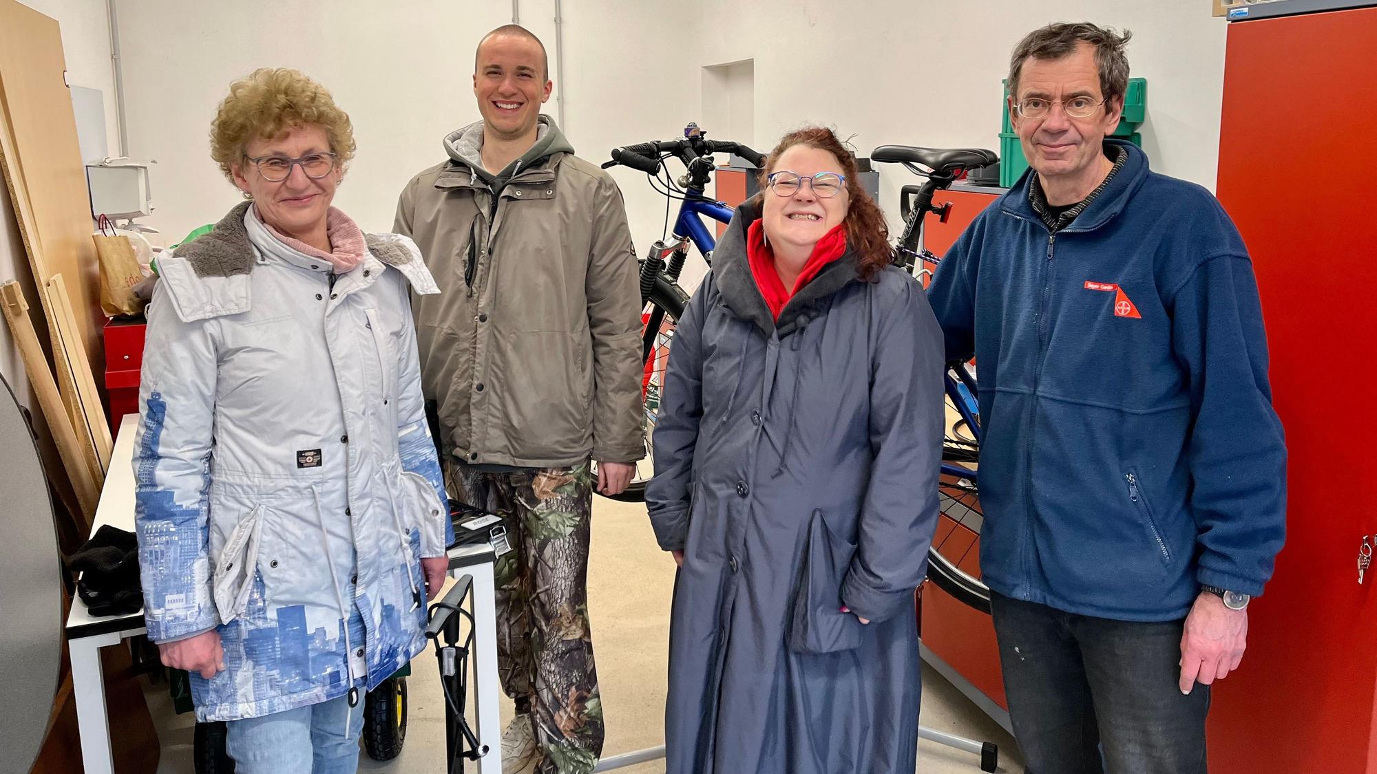 Susanne Wybrands, Sebastian Nöhre, Ulrike Ehlen und Gernot Schwenzer stehen in der Fahrradwerkstatt im Hof der Villa Zündfunke.