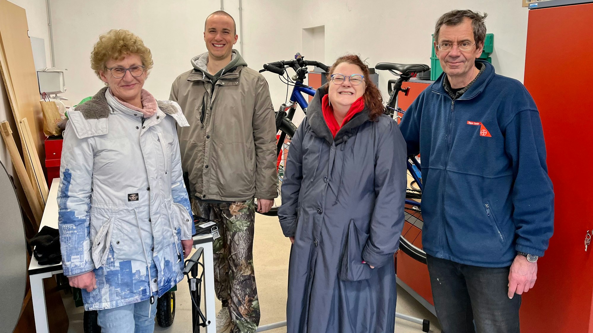 Susanne Wybrands, Sebastian Nöhre, Ulrike Ehlen und Gernot Schwenzer stehen in der Fahrradwerkstatt im Hof der Villa Zündfunke.