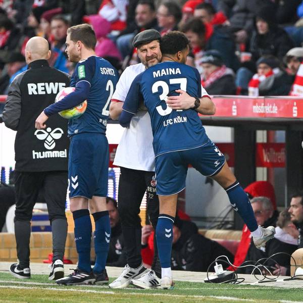 FC-Trainer Steffen Baumgart herzt seinen Angreifer Linton Maina nach dessen Auswechslung.