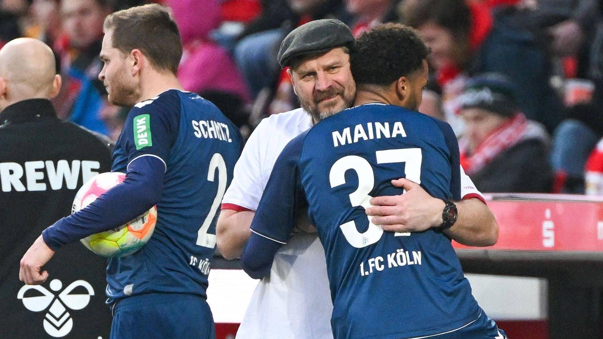 FC-Trainer Steffen Baumgart herzt seinen Angreifer Linton Maina nach dessen Auswechslung.