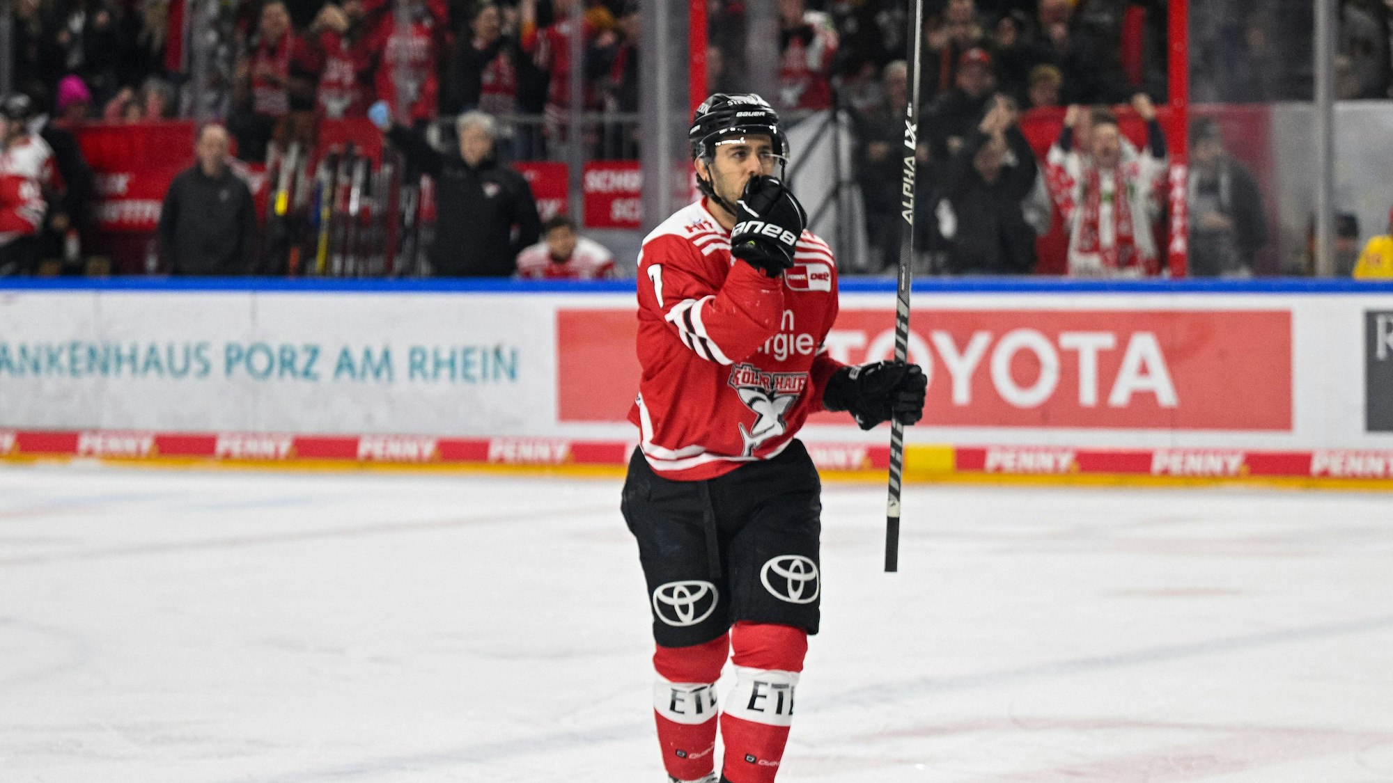 Nick Bailen der Kölner Haie jubelt nach einem Tor.