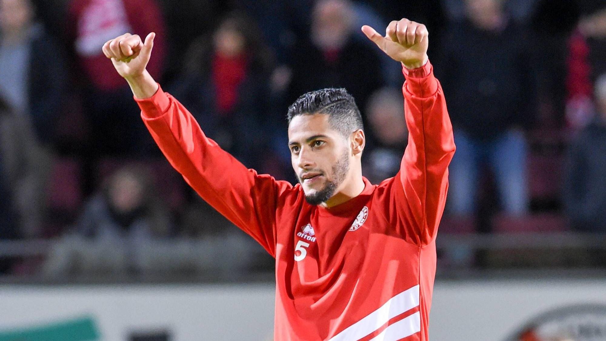 Hamdi Dahmani (Fortuna Köln, 30) feiert den Sieg mit seinen Fans, jubel nach dem Schlusspfiff, Sieg, Sieger, Gewinner, jubelt, jubeln, Freude, optimistisch, Action, Aktion, Freisteller, Ganzkörper, Einzelbild, Aktion, Action, Fussball, Mittelrheinpokal Viertelfinale, Viktoria Köln - Fortuna Köln, DFB REGULATIONS PROHIBIT ANY USE OF PHOTOGRAPHS AS IMAGE SEQUENCES AND/OR QUASI-VIDEO. *** Hamdi Dahmani Fortuna Cologne 30 celebrates the victory with his fans cheers after the final whistle victory winner cheers winners cheers joy optimistic action action clipping full body single picture action action action football Mittelrheinpokal quarter final Viktoria Cologne Fortuna Cologne DFB REGULATIONS PROHIBIT ANY USE OF PHOTOGRAPHS AS IMAGE SEQUENCES AND OR QUASI VIDEO xmhx