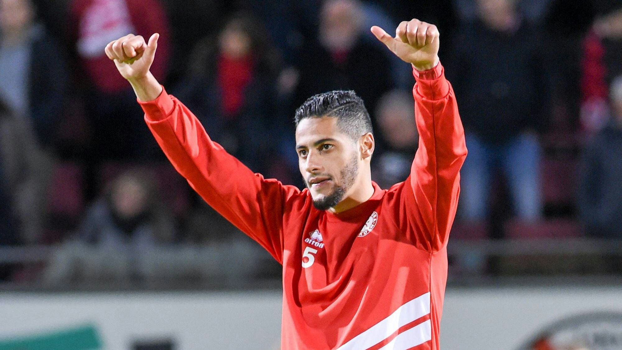 Hamdi Dahmani (Fortuna Köln, 30) feiert den Sieg mit seinen Fans, jubel nach dem Schlusspfiff, Sieg, Sieger, Gewinner, jubelt, jubeln, Freude, optimistisch, Action, Aktion, Freisteller, Ganzkörper, Einzelbild, Aktion, Action, Fussball, Mittelrheinpokal Viertelfinale, Viktoria Köln - Fortuna Köln, DFB REGULATIONS PROHIBIT ANY USE OF PHOTOGRAPHS AS IMAGE SEQUENCES AND/OR QUASI-VIDEO. *** Hamdi Dahmani Fortuna Cologne 30 celebrates the victory with his fans cheers after the final whistle victory winner cheers winners cheers joy optimistic action action clipping full body single picture action action action football Mittelrheinpokal quarter final Viktoria Cologne Fortuna Cologne DFB REGULATIONS PROHIBIT ANY USE OF PHOTOGRAPHS AS IMAGE SEQUENCES AND OR QUASI VIDEO xmhx