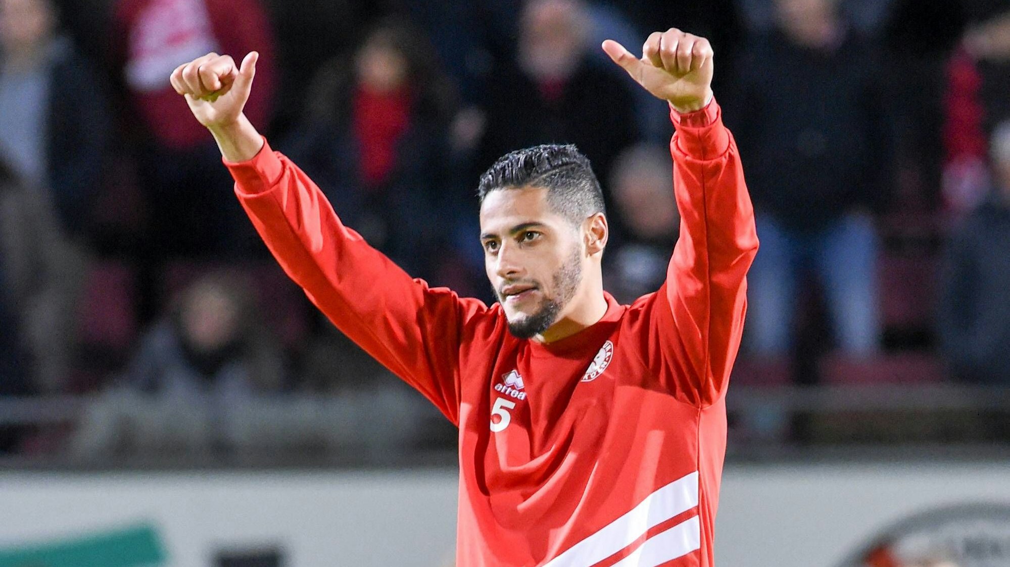 Hamdi Dahmani (Fortuna Köln, 30) feiert den Sieg mit seinen Fans, jubel nach dem Schlusspfiff, Sieg, Sieger, Gewinner, jubelt, jubeln, Freude, optimistisch, Action, Aktion, Freisteller, Ganzkörper, Einzelbild, Aktion, Action, Fussball, Mittelrheinpokal Viertelfinale, Viktoria Köln - Fortuna Köln, DFB REGULATIONS PROHIBIT ANY USE OF PHOTOGRAPHS AS IMAGE SEQUENCES AND/OR QUASI-VIDEO. *** Hamdi Dahmani Fortuna Cologne 30 celebrates the victory with his fans cheers after the final whistle victory winner cheers winners cheers joy optimistic action action clipping full body single picture action action action football Mittelrheinpokal quarter final Viktoria Cologne Fortuna Cologne DFB REGULATIONS PROHIBIT ANY USE OF PHOTOGRAPHS AS IMAGE SEQUENCES AND OR QUASI VIDEO xmhx