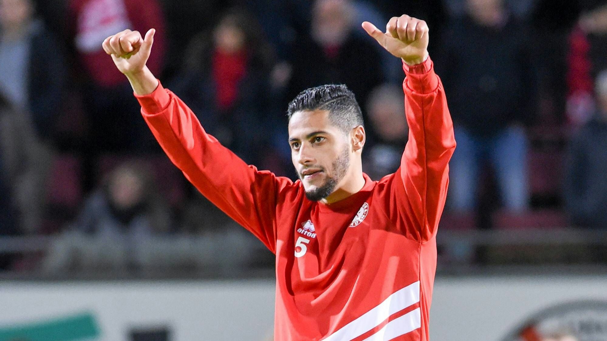 Hamdi Dahmani (Fortuna Köln, 30) feiert den Sieg mit seinen Fans, jubel nach dem Schlusspfiff, Sieg, Sieger, Gewinner, jubelt, jubeln, Freude, optimistisch, Action, Aktion, Freisteller, Ganzkörper, Einzelbild, Aktion, Action, Fussball, Mittelrheinpokal Viertelfinale, Viktoria Köln - Fortuna Köln, DFB REGULATIONS PROHIBIT ANY USE OF PHOTOGRAPHS AS IMAGE SEQUENCES AND/OR QUASI-VIDEO. *** Hamdi Dahmani Fortuna Cologne 30 celebrates the victory with his fans cheers after the final whistle victory winner cheers winners cheers joy optimistic action action clipping full body single picture action action action football Mittelrheinpokal quarter final Viktoria Cologne Fortuna Cologne DFB REGULATIONS PROHIBIT ANY USE OF PHOTOGRAPHS AS IMAGE SEQUENCES AND OR QUASI VIDEO xmhx