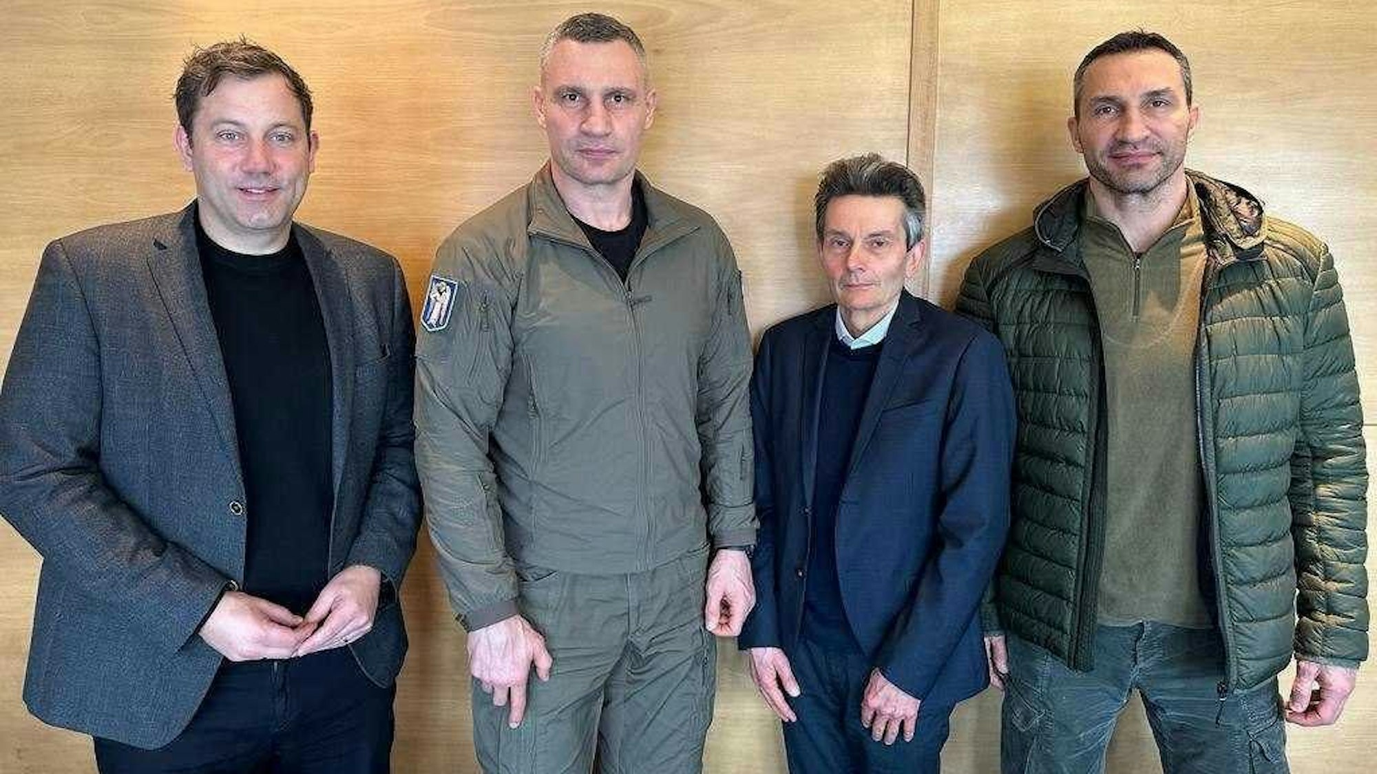Der Kölner SPD-Bundestagsfraktionschef Rolf Mützenich zwischen Kiews Bürgermeister Vitali Klitschko (zweiter von links) und dessen Bruder Wladimier Klitschko. Links steht SPD-Chef Lars Klingbeil.
