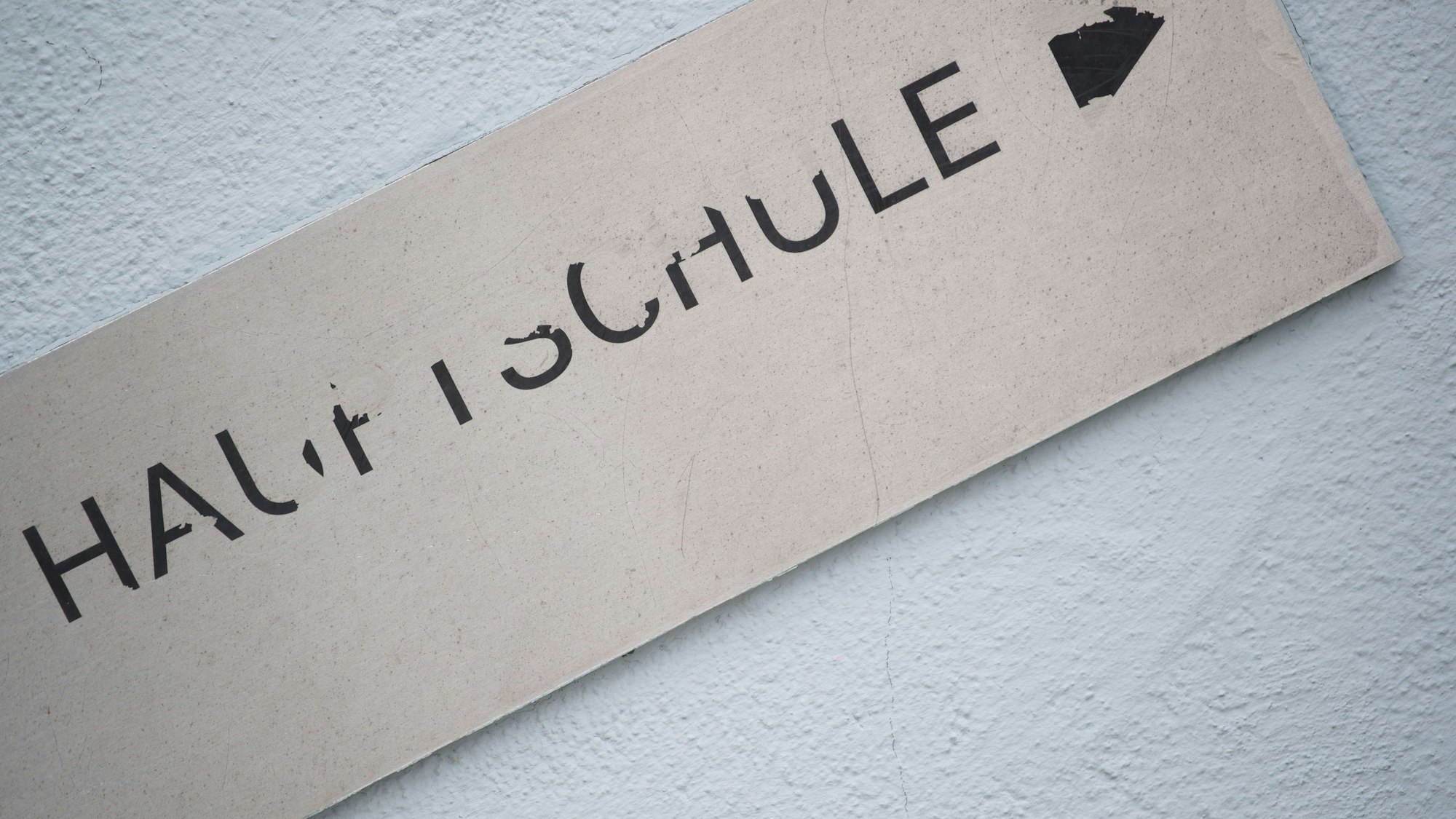 Jahr für Jahr beenden Tausende Jugendliche die Schule, ohne zumindest den Hauptschulabschluss zu bekommen. Auf dem Bild steht auf einem Schild "Hauptschule" in gebrochener Schrift zu lesen.