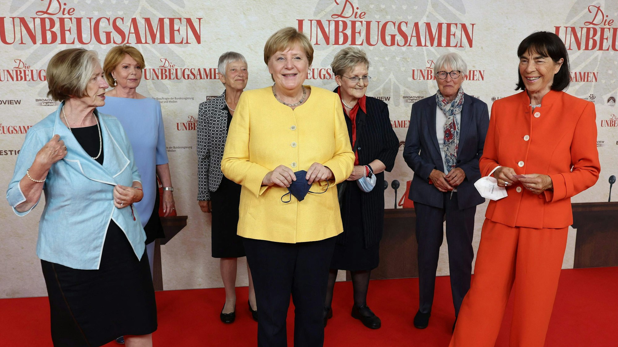 Angela Merkel mit Politikerinnen bei der Premiere des von Leopold Hoesch produzierten Films "Die Unbeugsamen".