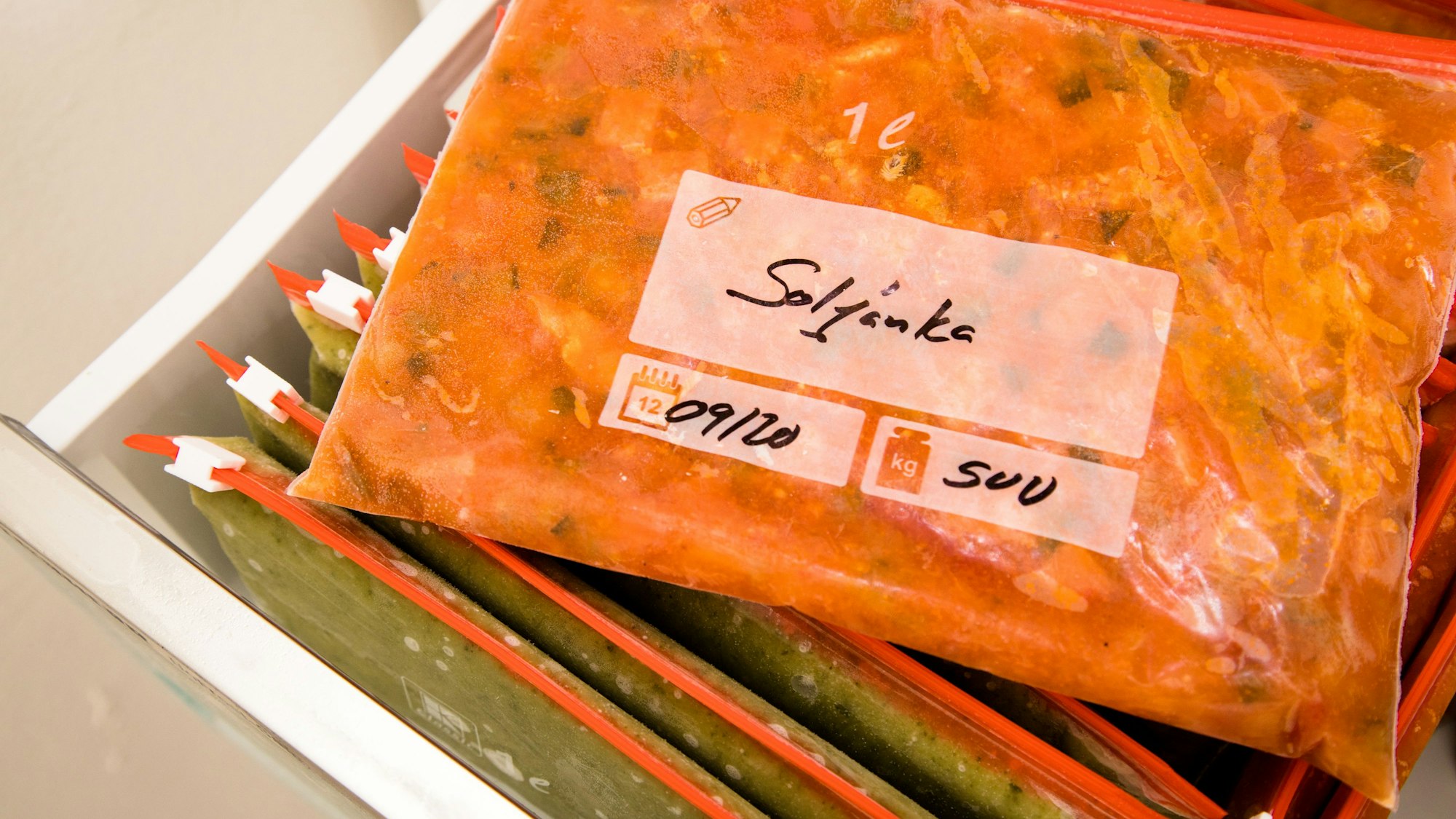 Essen in einem Gefirerbeutel