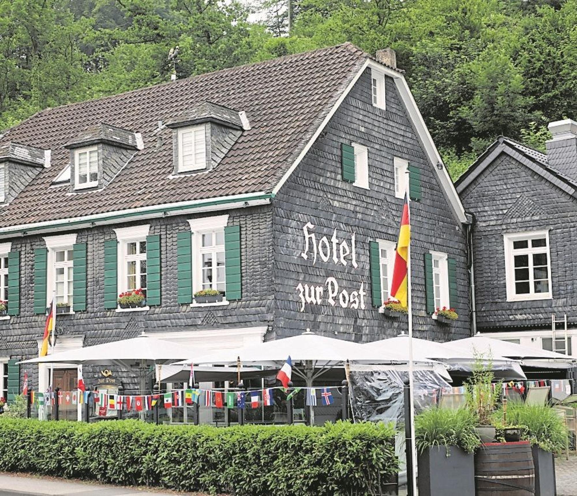 Das Hotel Restaurant Zur Post in Odenthal (hier in der Außenansicht) gehört zu den 500 besten in Deutschland.