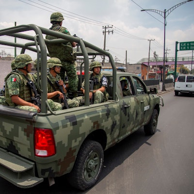 Ein Konvoi patrouilliert eine Hauptstraßen in der mexikanischen Hauptstadt.
