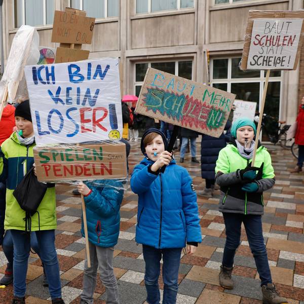 Kinder protestieren vor dem Kölner Rathaus gegen die schlechte Situation an den Kölner Schulen.
