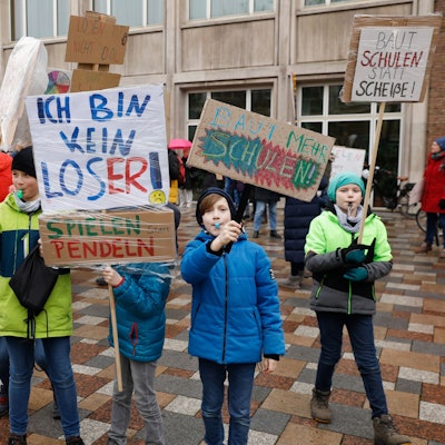 Kinder protestieren vor dem Kölner Rathaus gegen die schlechte Situation an den Kölner Schulen.