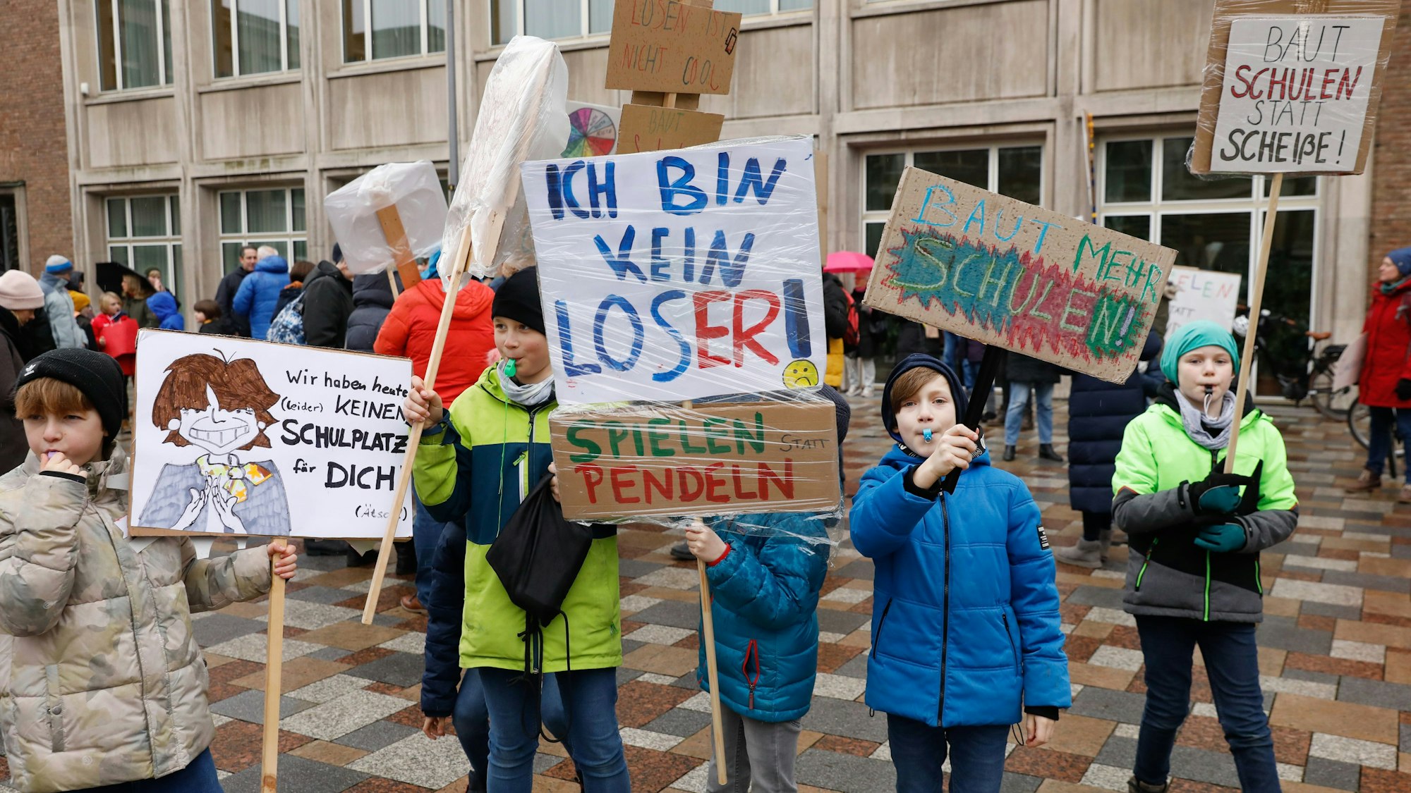 Kinder protestieren vor dem Kölner Rathaus gegen die schlechte Situation an den Kölner Schulen.
