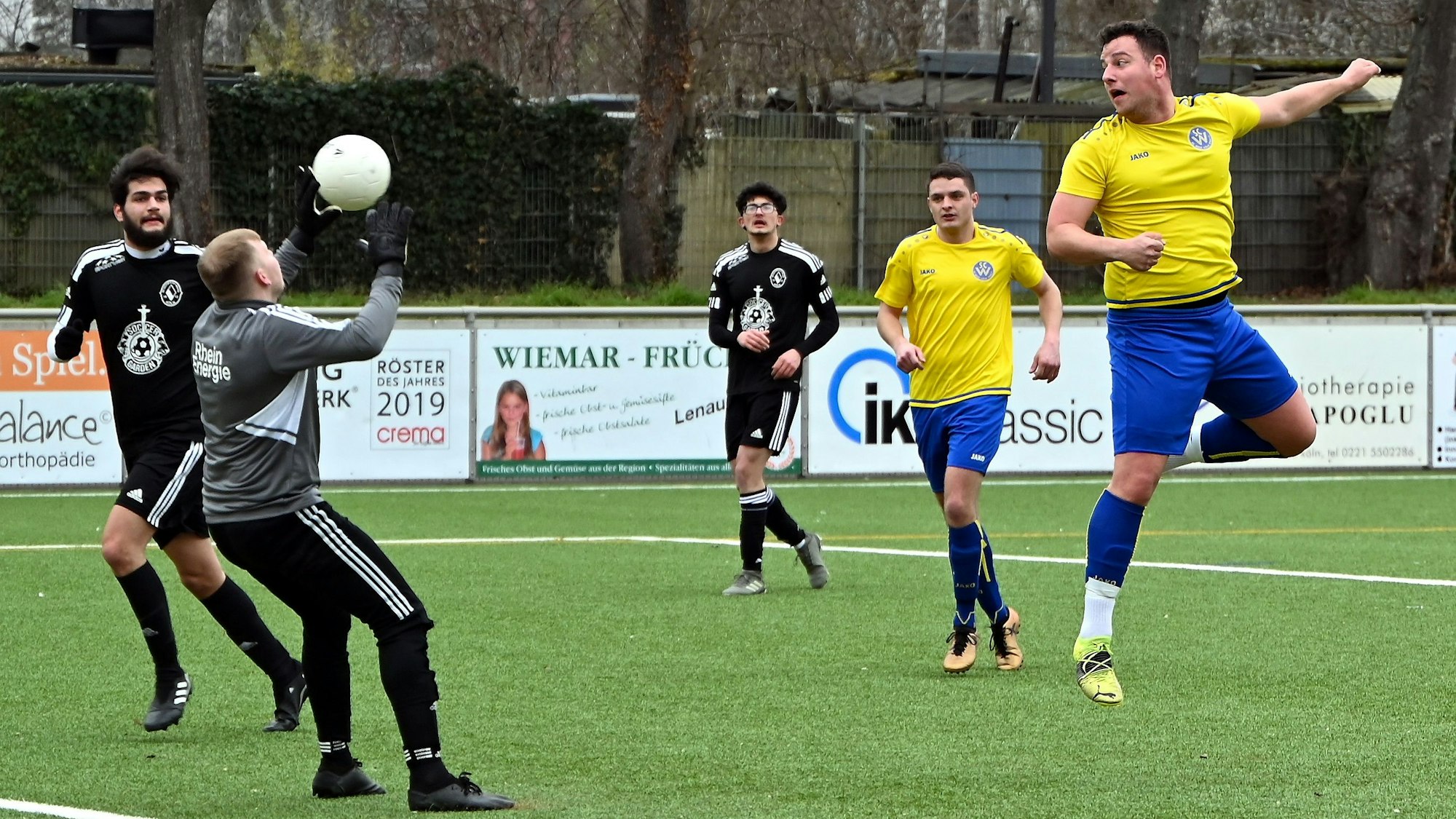 Gianluca Miranda (rechts), Stürmer des SC West II, steht beim Kopfball in der Luft.