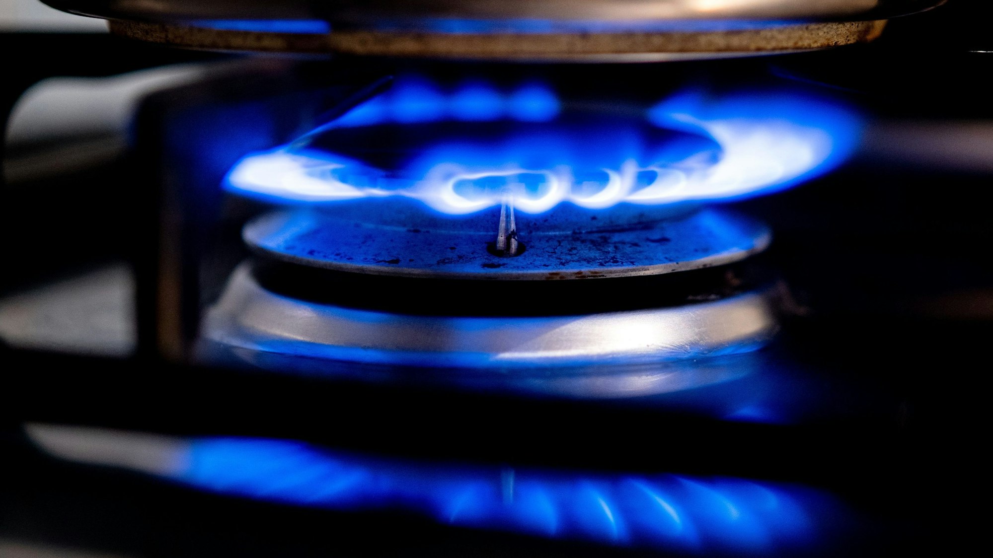 Eine Gasflamme brennt auf einem Küchenherd in einer Wohnung.