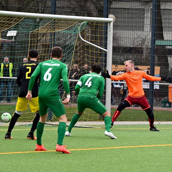 05.03.2023, Fussball-Bergisch Neukirchen-Lützenkirchen
Tor zum 1:0 für Lützenkirchen durch Francesco Benincasa (NR. 9)
TW: Jonathan Engels (Neukirchen)
Foto: Uli Herhaus