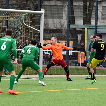 05.03.2023, Fussball-Bergisch Neukirchen-Lützenkirchen
Tor zum 1:0 für Lützenkirchen durch Francesco Benincasa (NR. 9)
TW: Jonathan Engels (Neukirchen)
Foto: Uli Herhaus