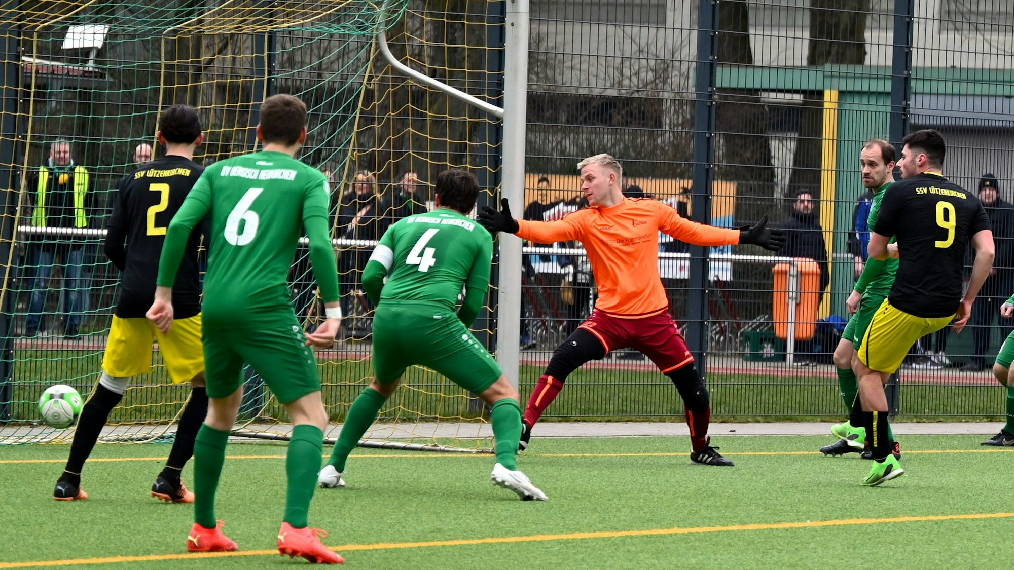 05.03.2023, Fussball-Bergisch Neukirchen-Lützenkirchen
Tor zum 1:0 für Lützenkirchen durch Francesco Benincasa (NR. 9)
TW: Jonathan Engels (Neukirchen)
Foto: Uli Herhaus