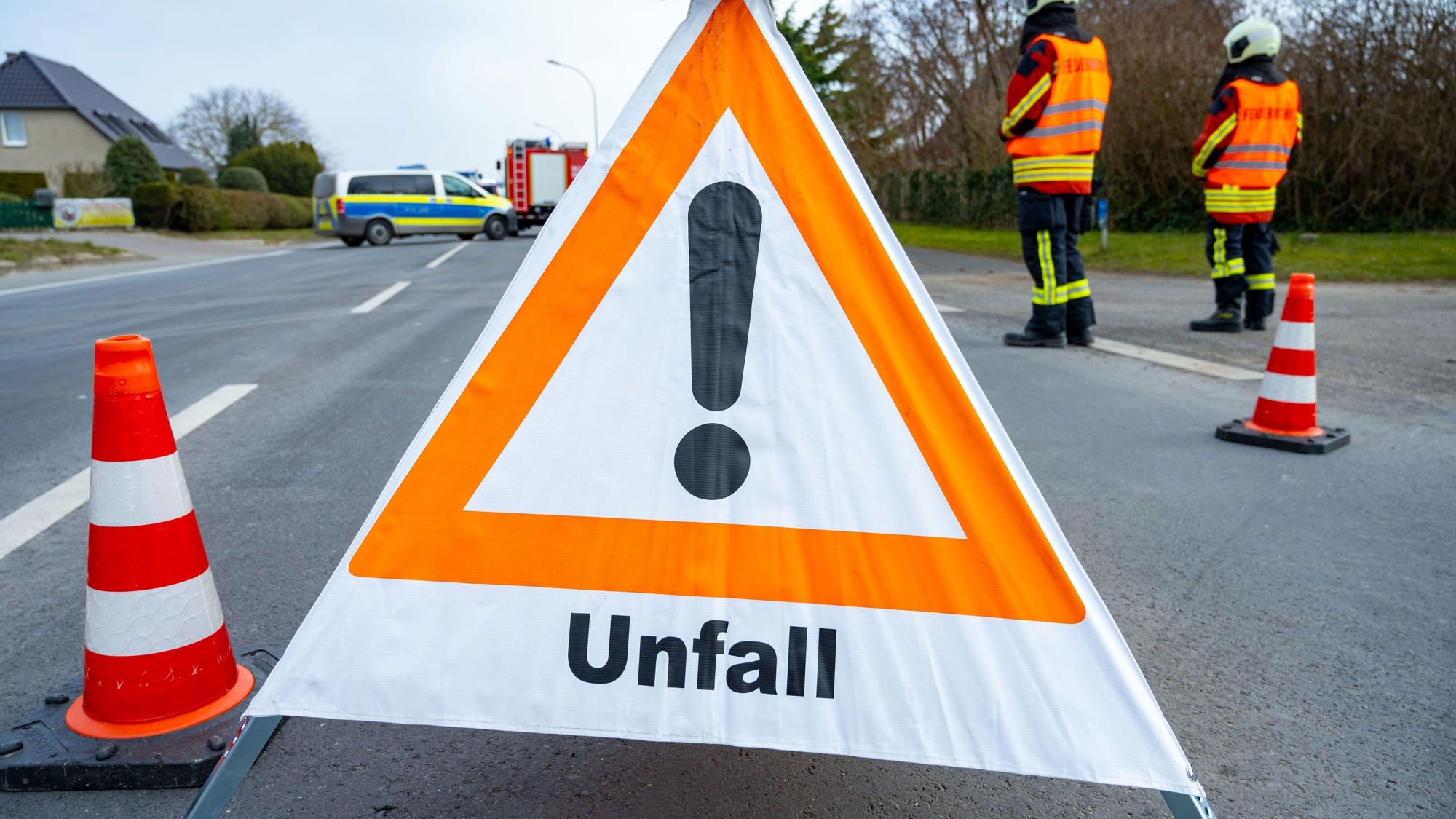 Ein Warndreieck steht nach einem Unfall auf der Straße. (Symbolbild)
