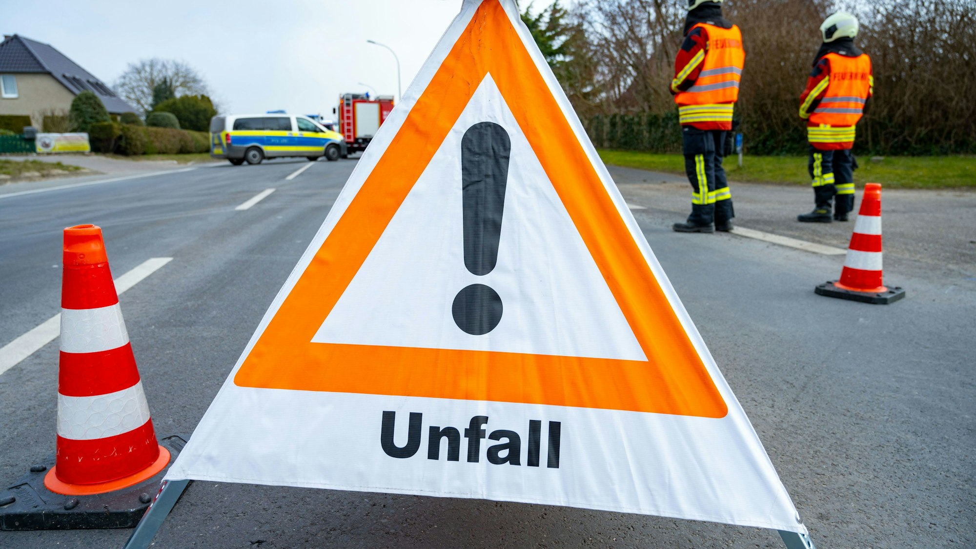 Ein Warndreieck steht nach einem Unfall auf der Straße. (Symbolbild)