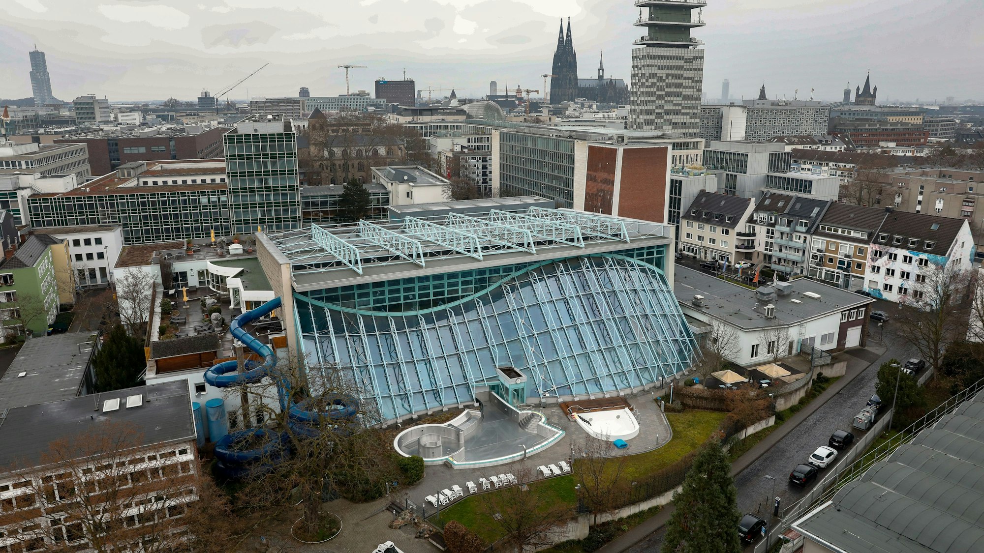 Köln: Außenaufnahme des Agrippabades. Im Hintergrund der Kölner Dom.