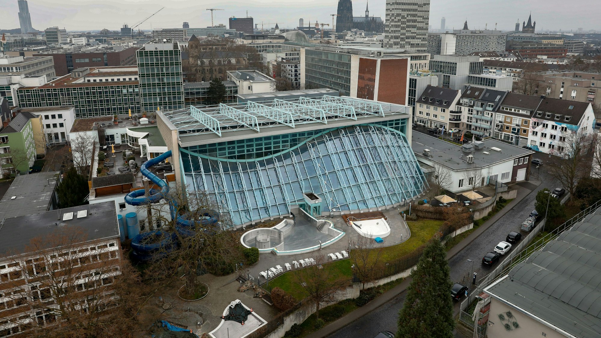 Das Bild zeigt das Agrippabad von außen, fotografiert aus der Vogelperspektive.