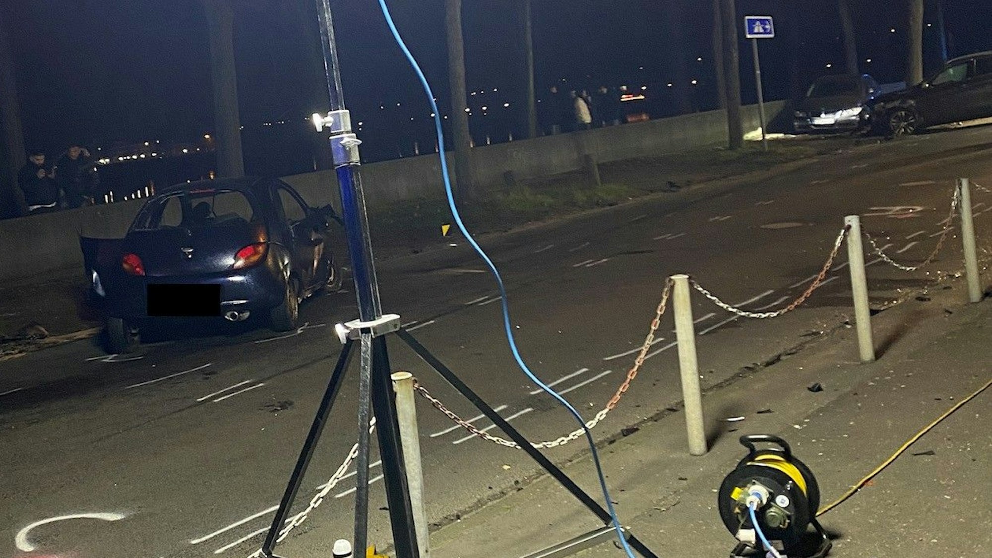 Zwei beschädigte Autos stehen nach einem Unfall auf der Alfred-Schütte-Allee am vergangenen Freitagabend quer auf der Straße.