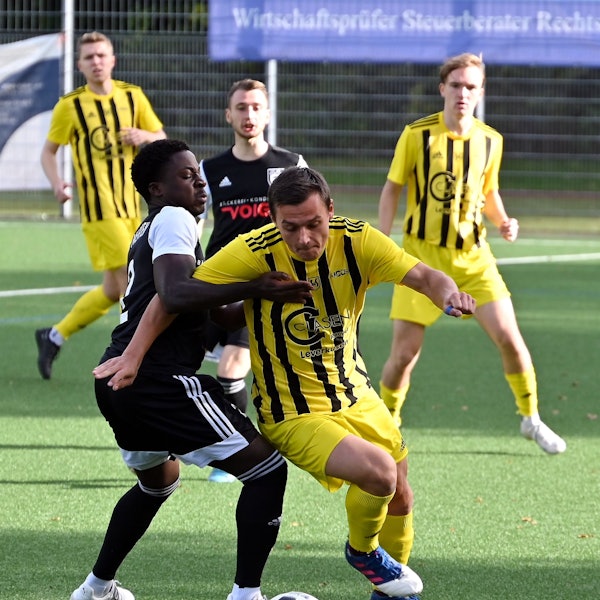 16.10.2022,-Fussball-Schlebusch-SSV Merten
rechts: Justin Prensena (Schlebusch)
Foto: Uli Herhaus