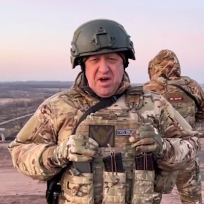 Wagner-Chef Jewgeni Prigoschin in der Umgebung von Bachmut. Der Anführer der berüchtigten Söldner-Truppe droht nun Wladimir Putin mit einem Truppenabzug.