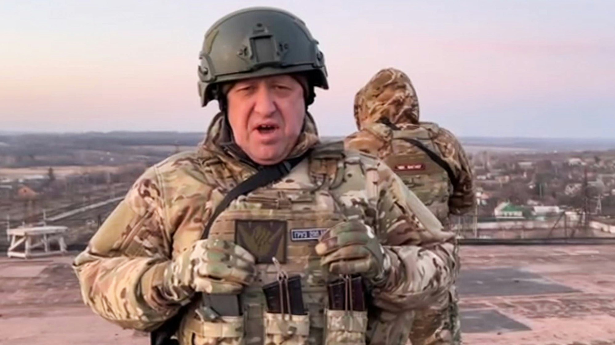 Chef der Söldnergruppe Wagner: Jewgeni Prigoschin in der Nähe von Bachmut. In Richtung des Kremls schickt Prigoschin widersprüchliche Signale.