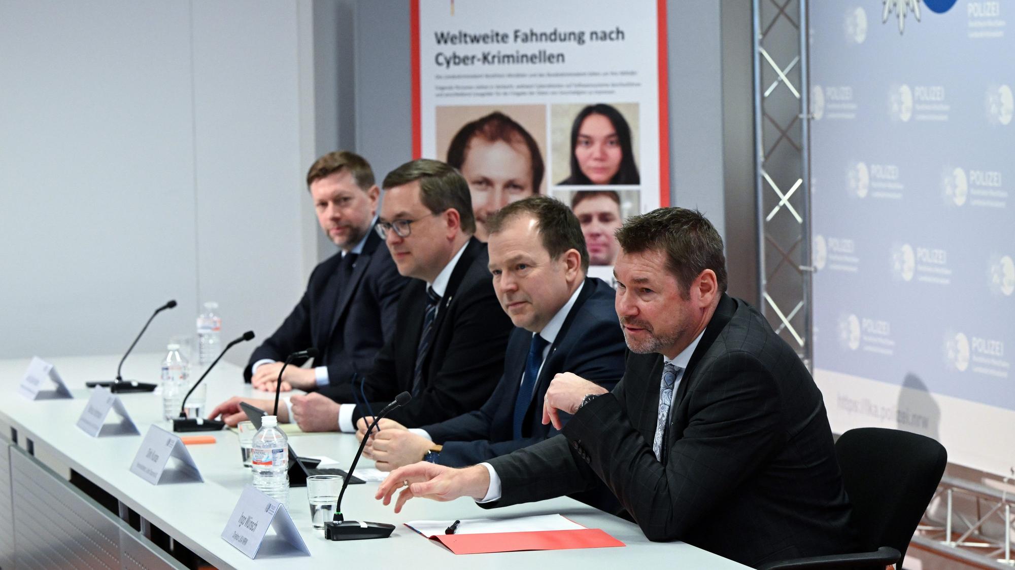 Ingo Wünsch (rechts), Direktor des Landeskriminalamtes Nordrhein-Westfalen, beantwortet Fragen während einer Pressekonferenz.