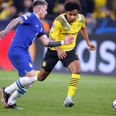 Dortmunds Stürmer Karim Adeyemi im Zweikampf mit Chelsea-Star Enzo Fernandez.