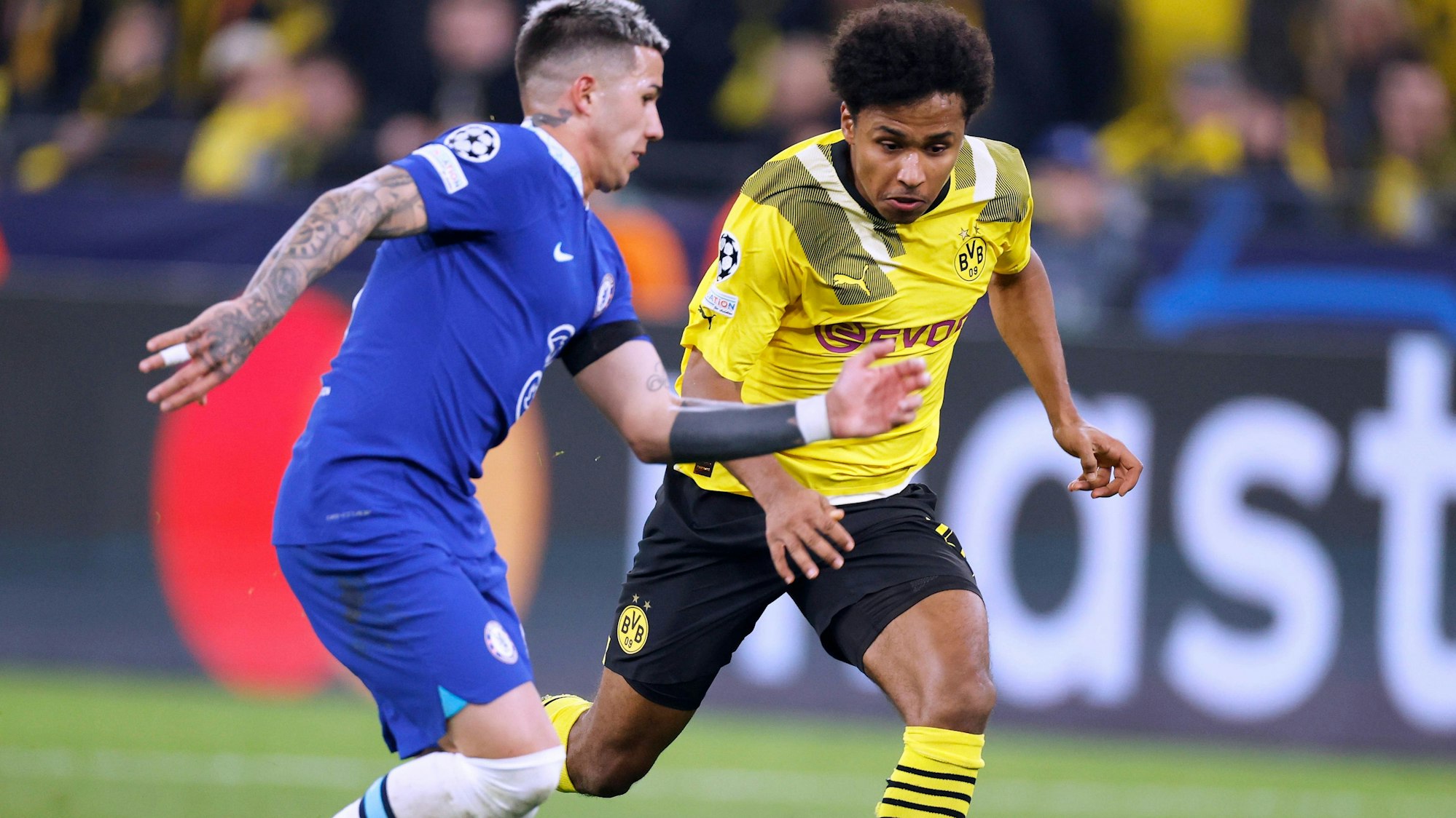 Dortmunds Stürmer Karim Adeyemi im Zweikampf mit Chelsea-Star Enzo Fernandez.