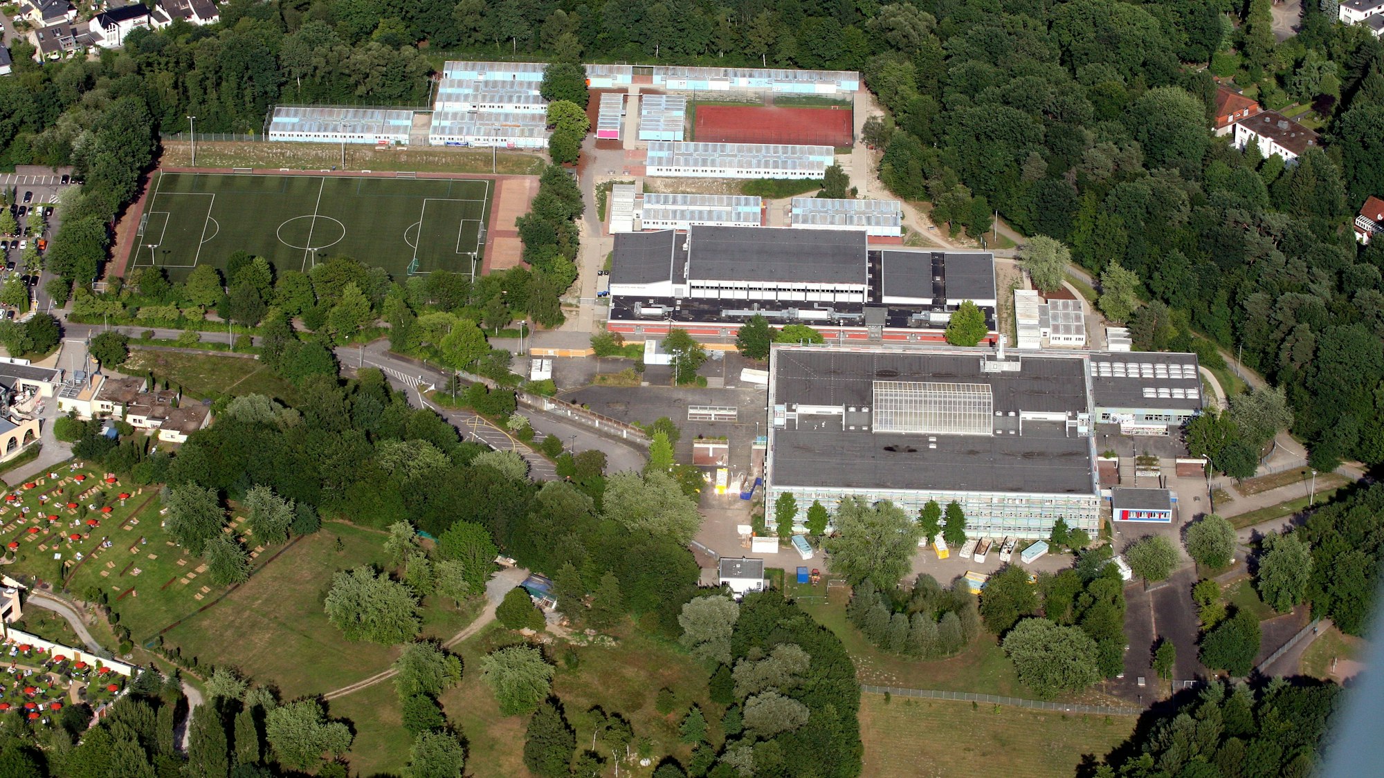 Luftaufnahme des Schulzentrums. Am rechten Bildrand ist ein Teil des Sees Saaler Mühle zu sehen.