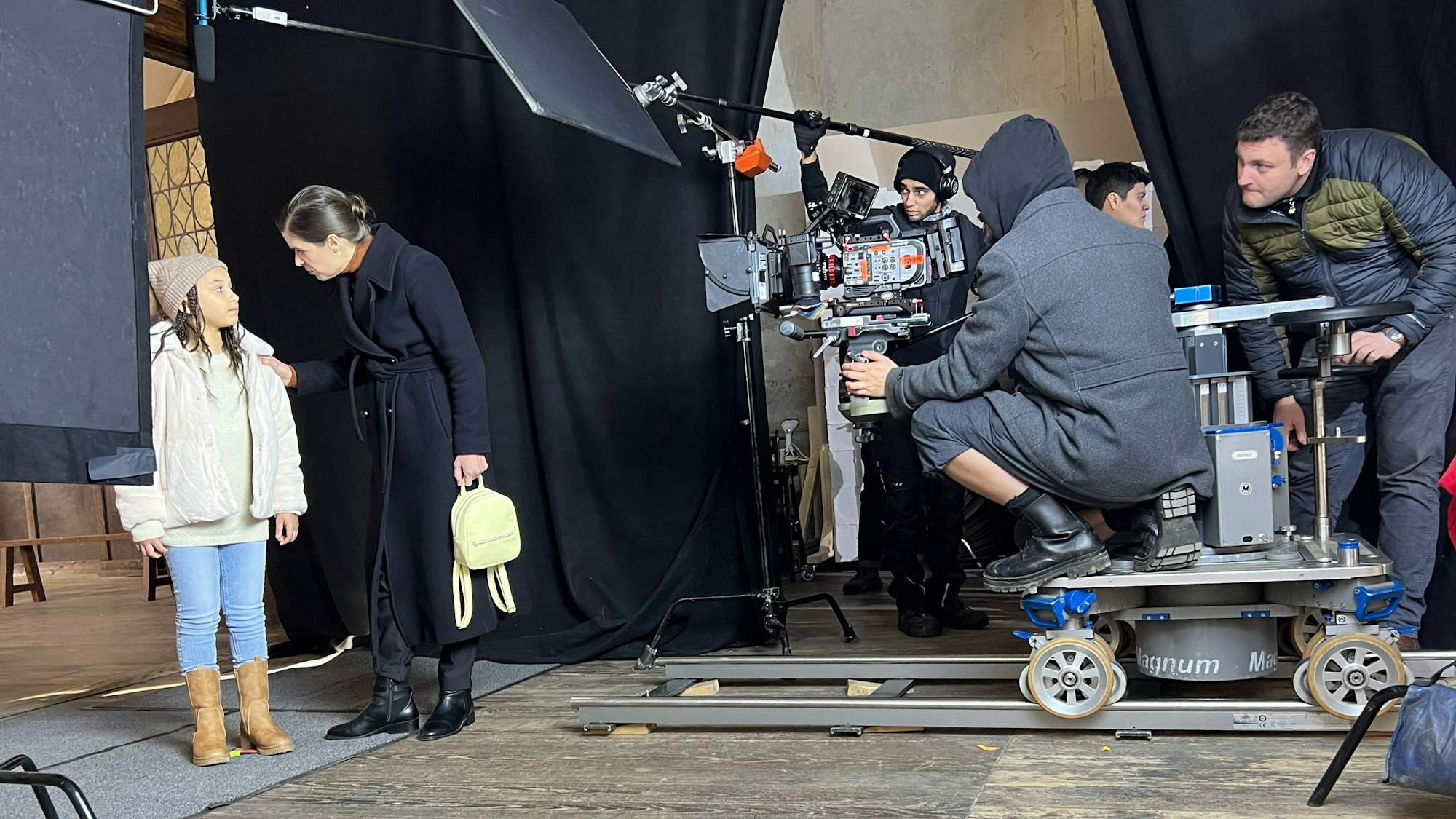 Bei den Dreharbeiten zum Filmprojekt „Die Ballerina“ vom Joseph-DuMont-Berufskolleg. Schauspielerinnen v.l. Nayara Yanervi Schneider und Judith Döker.