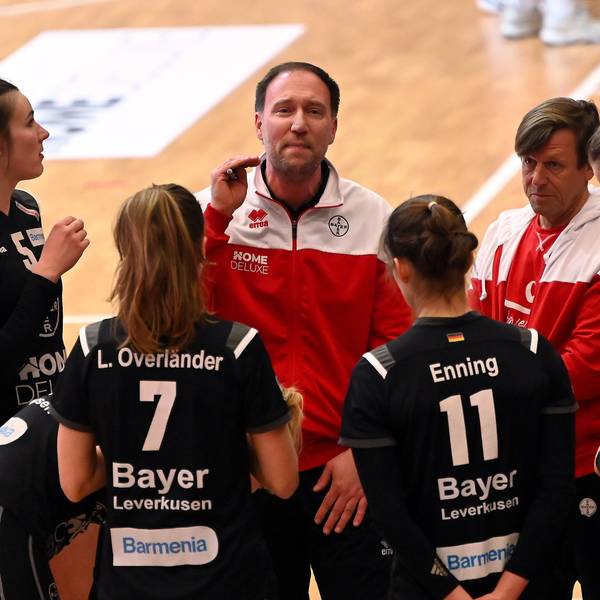 Trainer Dirk Sauermann im Kreise seiner Spielerinnen