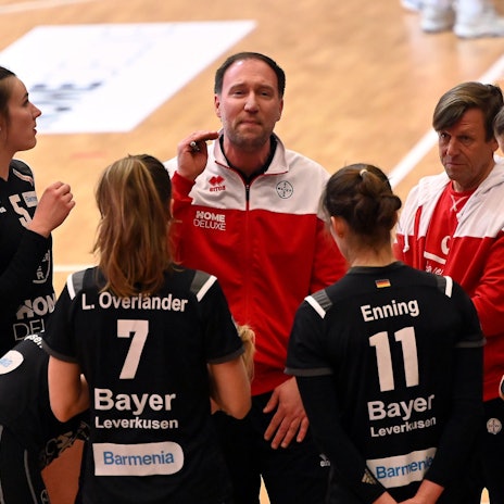 Trainer Dirk Sauermann im Kreise seiner Spielerinnen