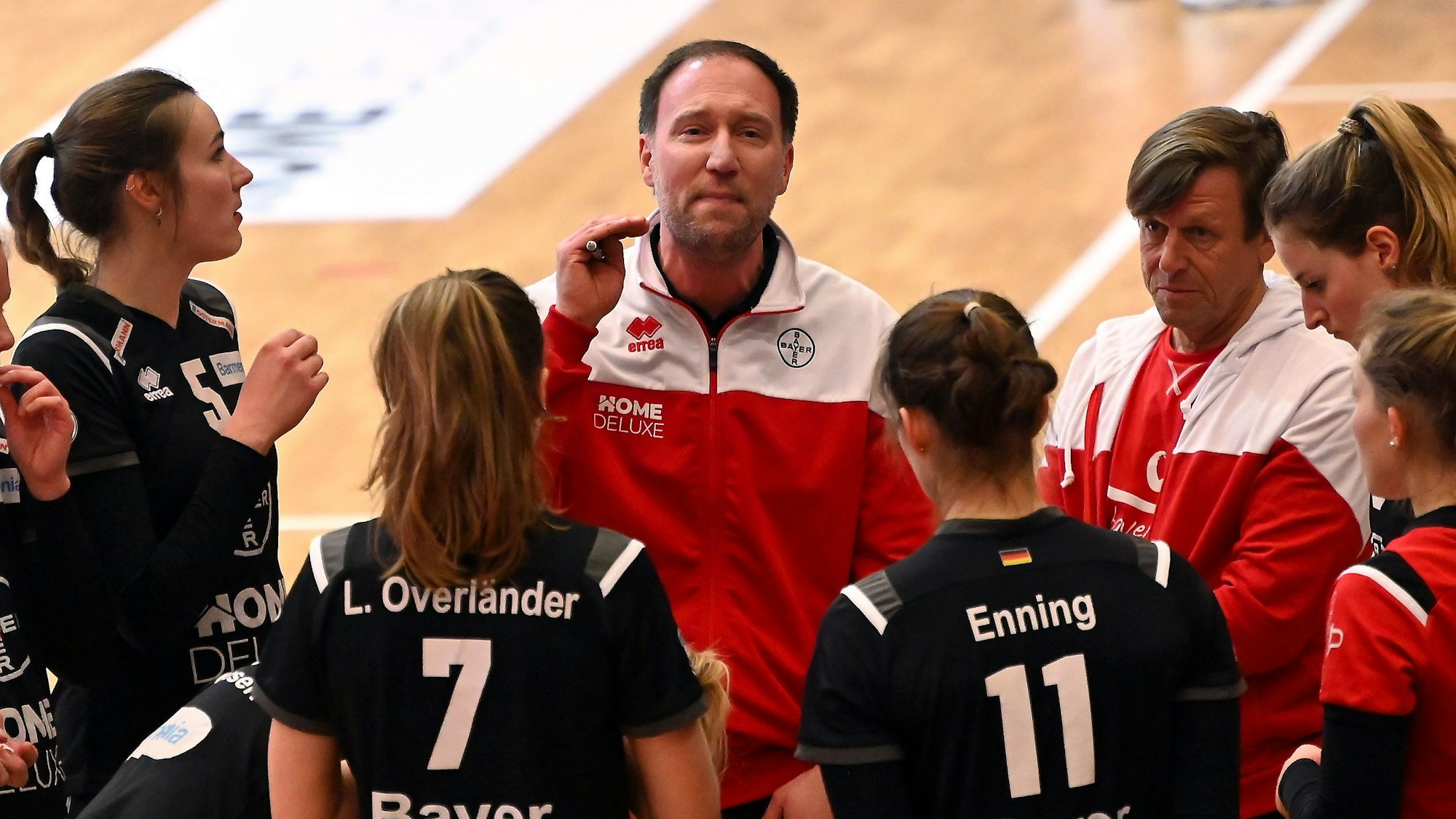 Trainer Dirk Sauermann im Kreise seiner Spielerinnen