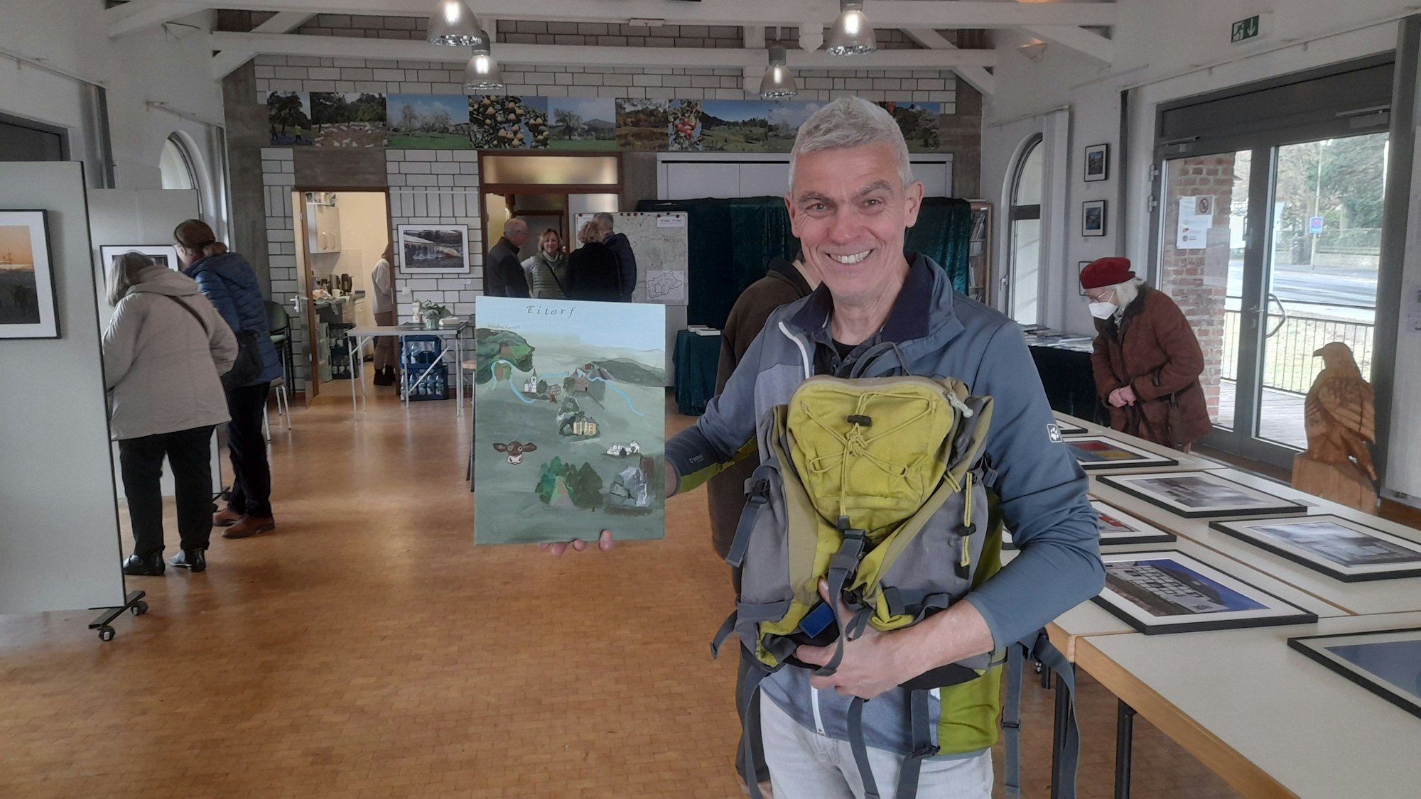 Der Siegburger Klaus Strack hält ein Bild von seinen alternativen Wanderungen hoch.