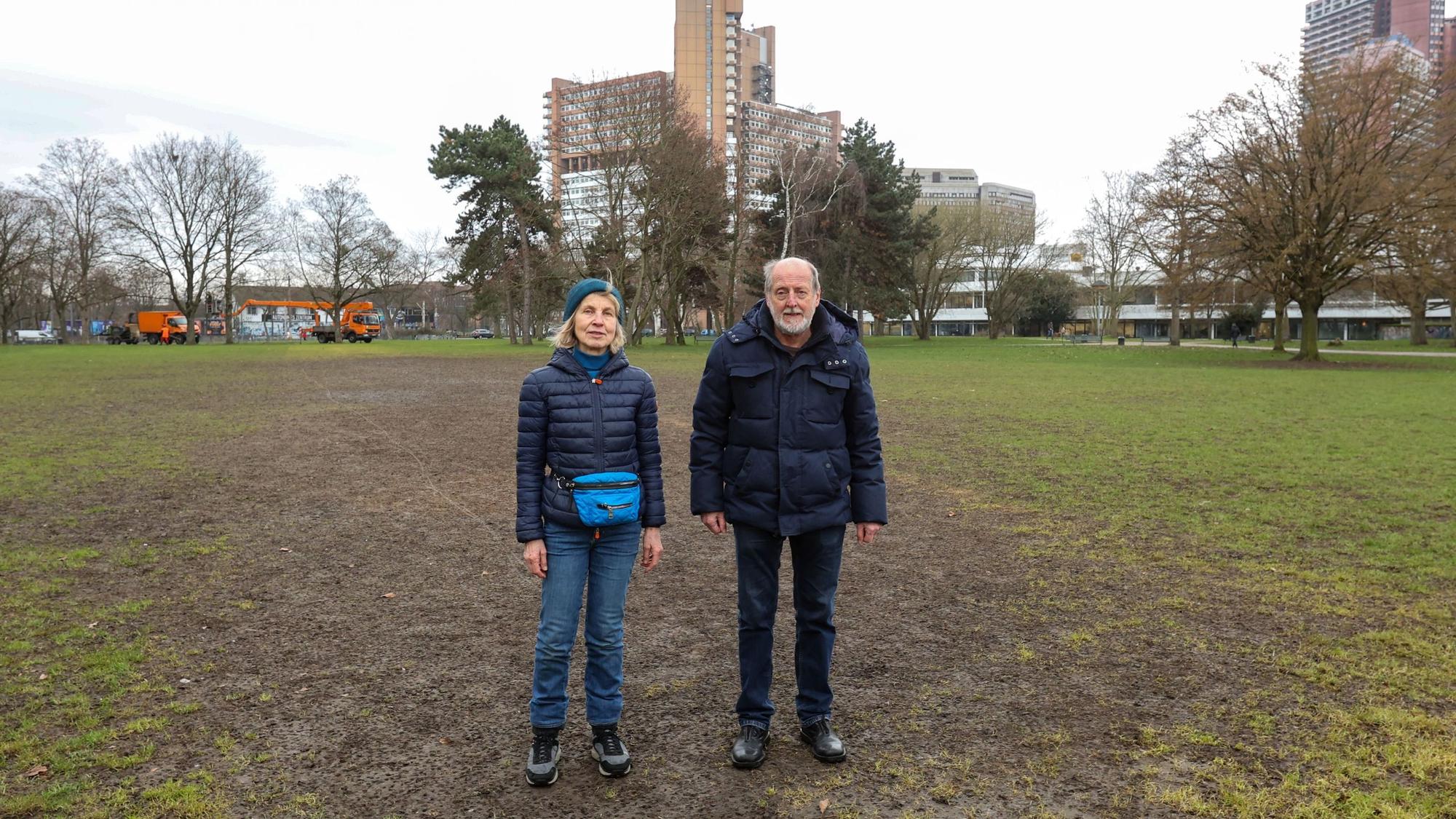Anwohnerin Aleke Schücking und Helmut Röscheisen vom BUND stehen auf einer ramponierten Wiese im Grüngürtel