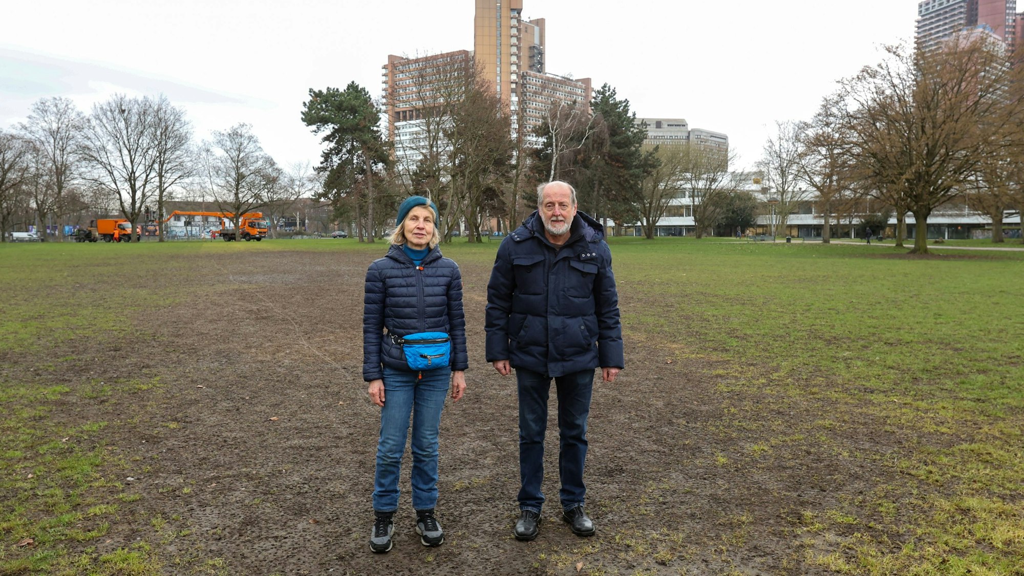 Anwohnerin Aleke Schücking und Helmut Röscheisen vom BUND stehen auf einer ramponierten Wiese im Grüngürtel